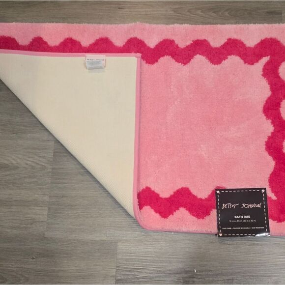 Betsey Johnson Wavy Plush Bath Rug- Pink/Red - Picture 4 of 5